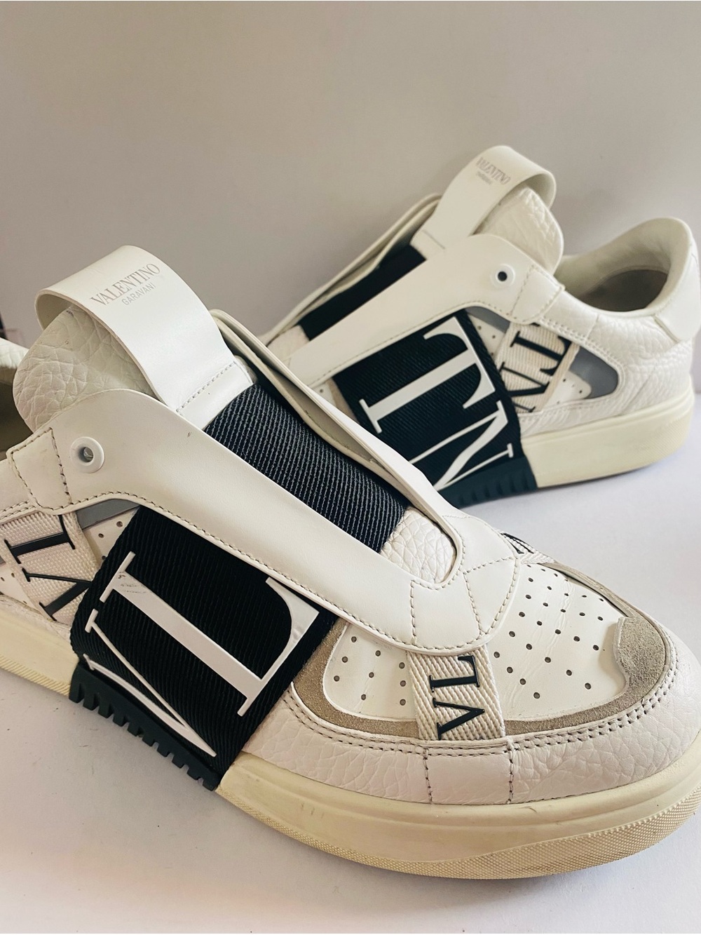 🛍️Valentino Garavani Authentic VLTN Men’s White & Black Leather Low-Top Sneakers